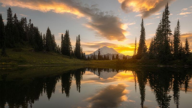 1jpx35ibeautifulsunsetatmtrainierwashingtonoc1800x1200.jpg (1800x1012)