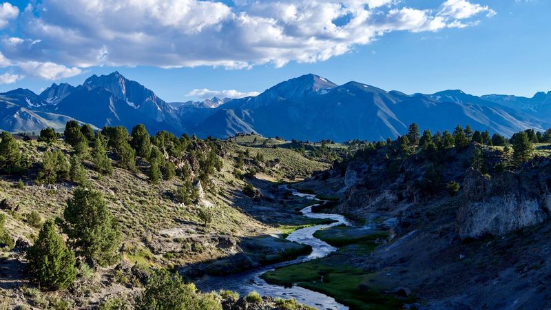 1k8pliohotcreekmammothlakescaliforniaoc3950x2564.jpg (4000x2249)
