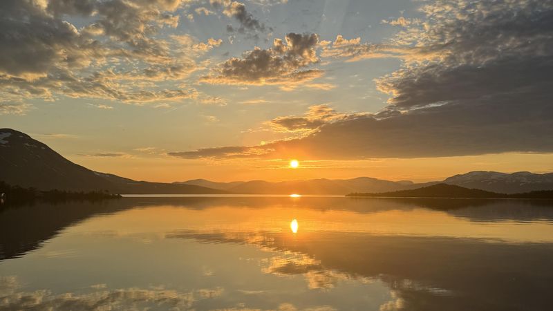 1n5cp8lmidnightsunabovethearcticcircleinswedenocjuly20254284x5712.jpg (4284x2410)